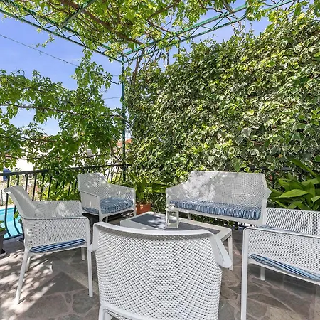 Beautiful Home In Makarska With Kitchen *