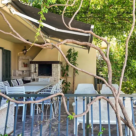 Beautiful In With Kitchen Holiday home